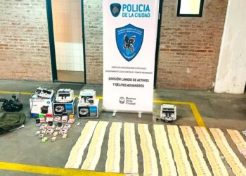 El increíble fraude internacional de una banda para conseguir dólares a valor oficial y luego venderlos en “cuevas” porteñas