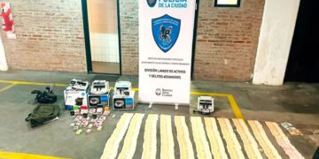 El increíble fraude internacional de una banda para conseguir dólares a valor oficial y luego venderlos en “cuevas” porteñas