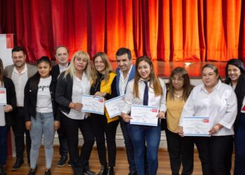 Más de 70 graduados y graduadas del Plan Fines recibieron sus diplomas