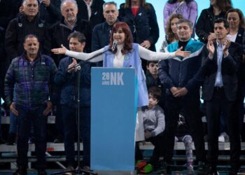 El gobernador Ricardo Quintela presente en el acto que Cristina Fernández de Kirchner realizó en Plaza de Mayo