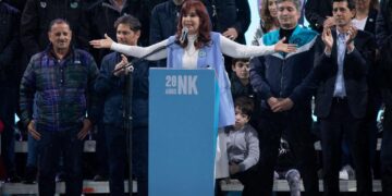 El gobernador Ricardo Quintela presente en el acto que Cristina Fernández de Kirchner realizó en Plaza de Mayo