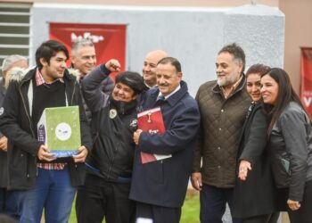 El gobernador Ricardo Quintela entregó a 58 familias la llave de su nuevo hogar