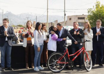 En Chilecito Quintela entregó más de 200 bicicletas a estudiantes, 406 escrituras y 100 decretos de pase a planta permanente