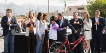 En Chilecito Quintela entregó más de 200 bicicletas a estudiantes, 406 escrituras y 100 decretos de pase a planta permanente
