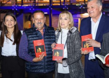 El gobernador Ricardo Quintela inauguró el Café Literario y Tienda de Libros Riojanos en el Paseo Cultural