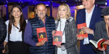 El gobernador Ricardo Quintela inauguró el Café Literario y Tienda de Libros Riojanos en el Paseo Cultural