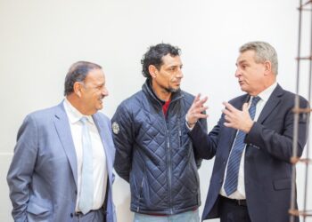 El gobernador Ricardo Quintela y jefe de Gabinete de la Nación Agustín Rossi, visitaron la muestra “Viernes de Pan, Techo y Trabajo” en el Paseo Cultural