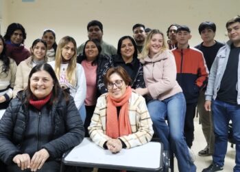 Becaria estadounidense brinda apoyo educativo en el Instituto “Albino Sánchez Barros”