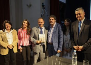El gobernador Ricardo Quintela estuvo presente en el primer día de la 21ª edición de la Feria del Libro
