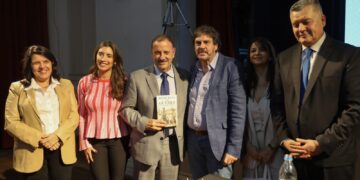 El gobernador Ricardo Quintela estuvo presente en el primer día de la 21ª edición de la Feria del Libro