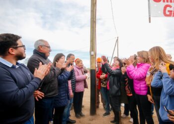 Visita del gobernador Ricardo QuintelaEl sistema eléctrico llegó al paraje Agua Verde del Departamento Ortiz de Ocampo