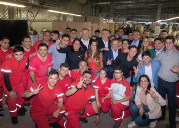 El gobernador Ricardo Quintela visitó la fábrica Puma junto a Sergio Massa y Agustín Rossi