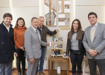 Presentaron al gobernador productos realizados con cannabis que se encuentran en etapa de desarrollo