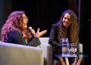 Presentada por Luz SantángeloMayra Arena presentó “De la vía, para allá”, una charla en primera persona sobre la pobreza