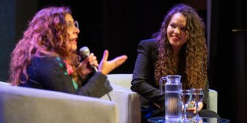 Presentada por Luz SantángeloMayra Arena presentó “De la vía, para allá”, una charla en primera persona sobre la pobreza