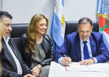 El gobernador firmó un convenio que respalda a las trabajadoras y trabajadores rurales