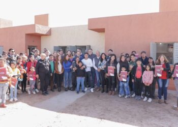El gobernador entregó las llaves de su nuevo hogar a familias de Arauco