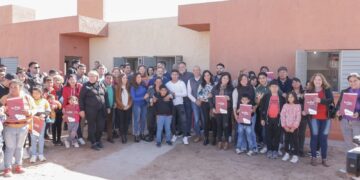 El gobernador entregó las llaves de su nuevo hogar a familias de Arauco