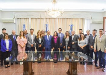 El gobernador Ricardo Quintela se reunió con rectores de las distintas universidades de la provincia para acentuar su apoyo a la educación universitaria