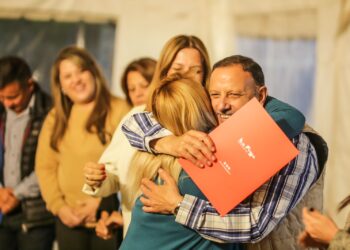 Entrega de 121 decretos de designación