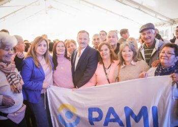 El Gobernador Quintela anunció que afiliadas y afiliados de PAMI podrán acceder a más de 3 mil medicamentos gratuitos en FARMAPOS