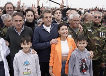 Massa: «Quiero que los pibes vayan con su notebook en la mochila, no con un arma»