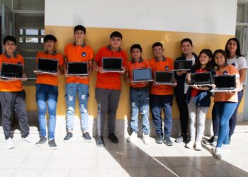 El Gobierno entregó computadoras del Programa Conectar Igualdad en la escuela de Operadores Topógrafos