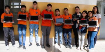 El Gobierno entregó computadoras del Programa Conectar Igualdad en la escuela de Operadores Topógrafos