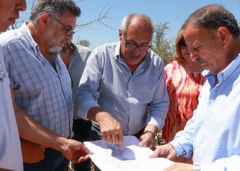 Es por acá, con la gente y el desarrollo