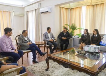 Quintela recibió a estudiantes de la Escuela Pío XII que le obsequiaron mochilas recicladas al Papa Francisco
