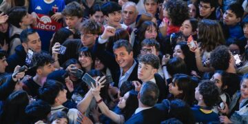 Massa, con estudiantes en el Nacional Buenos Aires: “La escuela pública es la que permite que un peón rural pueda soñar con que su hijo pueda ser ingeniero, abogado o presidente”