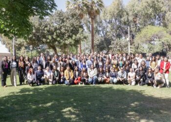 Hablando de su experiencia e instándoles a capacitarse