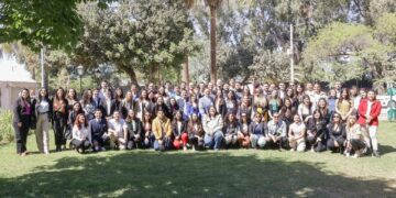 Hablando de su experiencia e instándoles a capacitarse