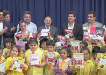 El gobernador Ricardo Quintela entregó computadoras, pisos tecnológicos y juegos para continuar fortaleciendo el sistema educativo en Chilecito