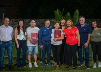 El gobernador Ricardo Quintela en la entrega de escrituras a vecinos y vecinas de siete barrios de la Capital: “El Estado debe garantizar su derecho a tener la titularidad del lugar donde viven”