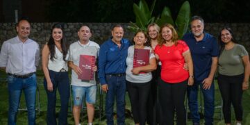 El gobernador Ricardo Quintela en la entrega de escrituras a vecinos y vecinas de siete barrios de la Capital: “El Estado debe garantizar su derecho a tener la titularidad del lugar donde viven”