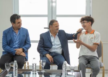 Entrega de certificados a estudiantes que participaron de las olimpíadas