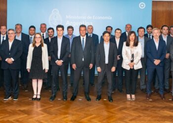 Junto a los gobernadores, Massa acordó la compensación por Ganancias para el pago de sueldos y aguinaldos