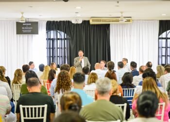 El gobernador Ricardo Quintela se reunió con trabajadores de la salud, quienes le manifestaron su preocupación contra la propuesta de privatización del sistema sanitario