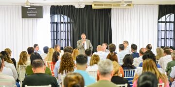 El gobernador Ricardo Quintela se reunió con trabajadores de la salud, quienes le manifestaron su preocupación contra la propuesta de privatización del sistema sanitario