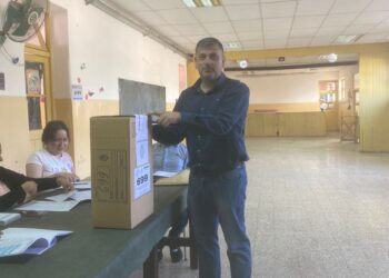 El ministro de Transporte y Comunicaciones, Ismael Bordagaray, ya emitió su voto en la mesa 699 de la escuela 4 «Provincia de Córdoba», en Famatina.