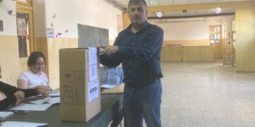 El ministro de Transporte y Comunicaciones, Ismael Bordagaray, ya emitió su voto en la mesa 699 de la escuela 4 «Provincia de Córdoba», en Famatina.