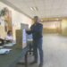 El ministro de Transporte y Comunicaciones, Ismael Bordagaray, ya emitió su voto en la mesa 699 de la escuela 4 «Provincia de Córdoba», en Famatina.