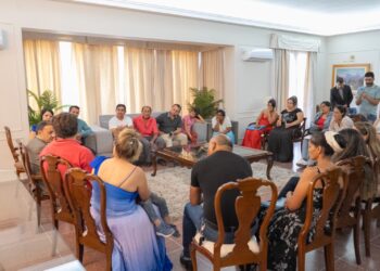 La comunidad gitana se mostró contenta al ser recibidos por el gobernador Ricardo Quintela