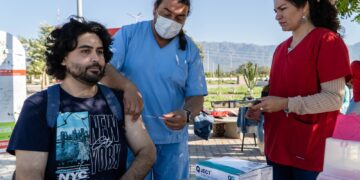 El Ministerio de Salud instó a vacunarse contra el coronavirus y mantener medidas preventivas