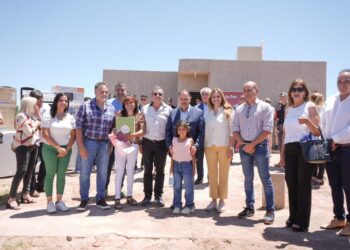 El Gobernador entregó la llave de su hogar a familias de Villa Castelli