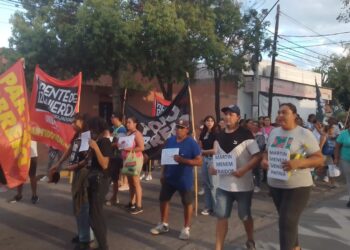 MANIFESTACIÓN EN LA SEDE DE LA LIBERTAD AVANZA CONTRA LA LEY ÓMNIBUS
