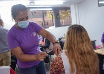 Salud refuerza campaña de vacunación COVID y de calendario en reparticiones del Estado.