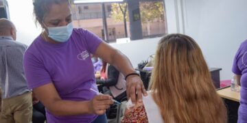 Salud refuerza campaña de vacunación COVID y de calendario en reparticiones del Estado.