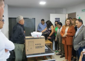 Acompañando a la familia legislativa el gobernador recorrió el renovado anexo de la Legislatura en la calle Urquiza